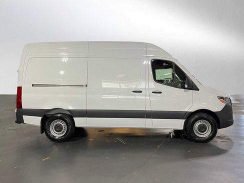 Used 2025 Mercedes-Benz Sprinter 2500 image 2