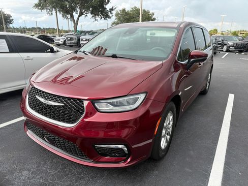 Used 2023 Chrysler Pacifica Touring-L FWD image 9