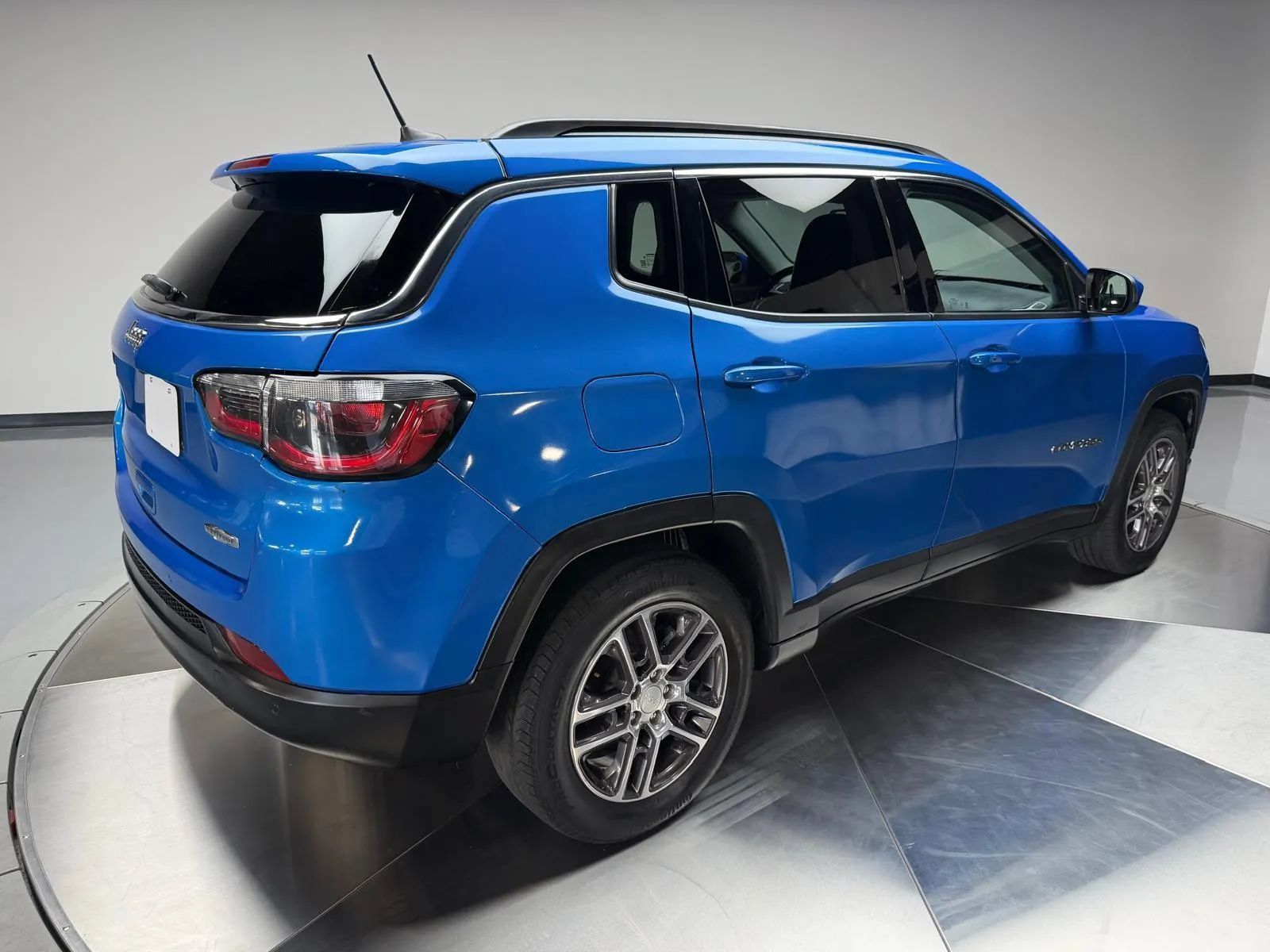 Used 2020 Jeep Compass Latitude FWD image 2