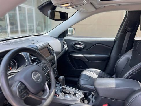 Used 2020 Jeep Cherokee Latitude Plus w/ Comfort/Convenience Group FWD image 15