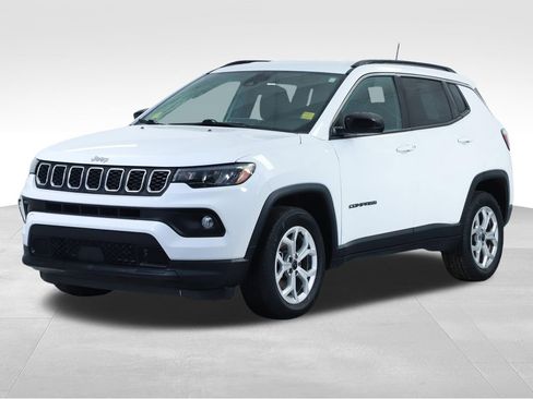 Used 2025 Jeep Compass Latitude AWD/4WD image 8