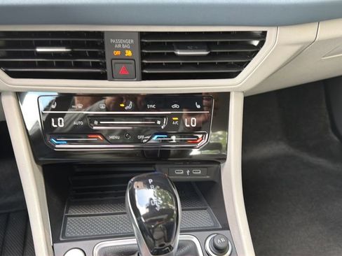 New 2026 Volkswagen Jetta SE FWD image 19