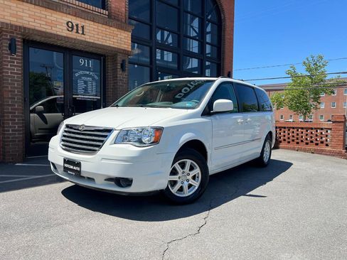 Used 2009 Chrysler Town & Country Touring FWD image 2