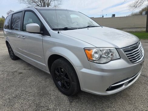 Used 2012 Chrysler Town & Country Touring w/ Entertainment Group #1 FWD image 3