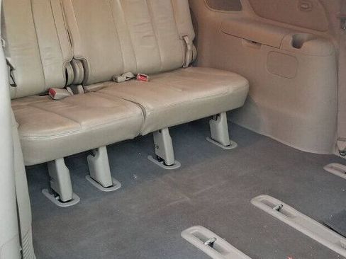 Used 2008 Hyundai Entourage Limited FWD image 9