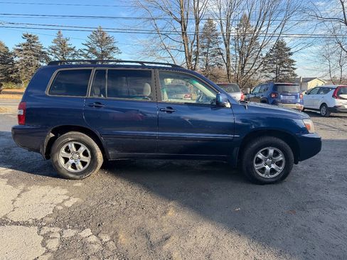 Used 2005 Toyota Highlander 4WD V6 w/ 3rd Row image 3