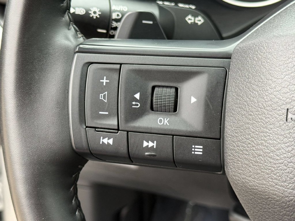 Used 2025 Nissan Rogue SV AWD/4WD image 19