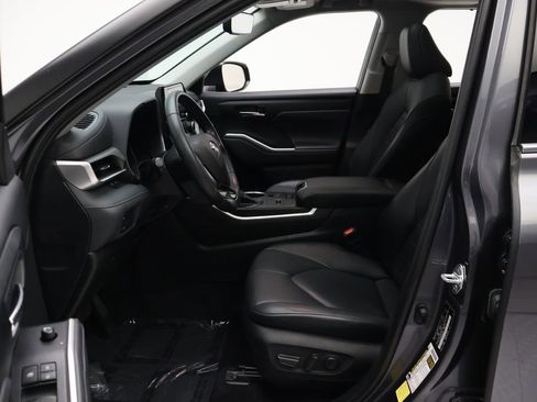 Used 2021 Toyota Highlander XLE FWD image 14
