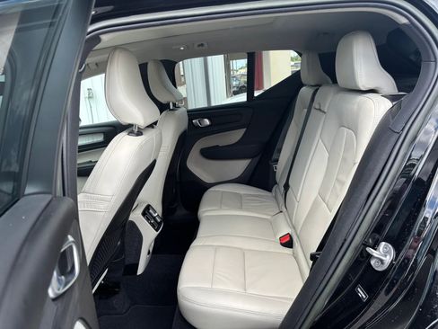 Used 2023 Volvo XC40 B4 Ultimate FWD image 11