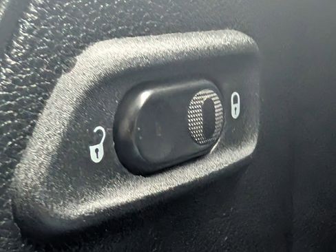 Used 2018 Jeep Wrangler Unlimited Sport S image 9