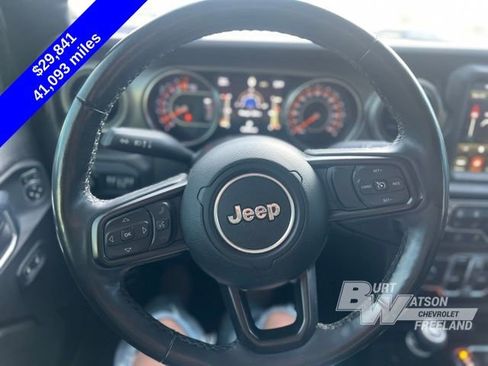 Used 2022 Jeep Gladiator Willys image 12