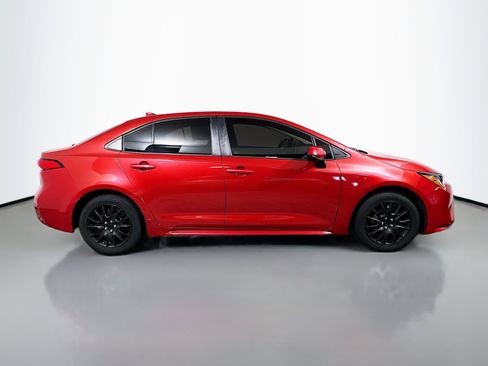 Used 2021 Toyota Corolla LE image 3