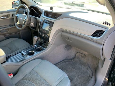 Used 2017 Chevrolet Traverse LT image 19