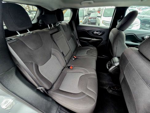 Used 2019 Jeep Cherokee Latitude w/ Popular Appearance Group image 27