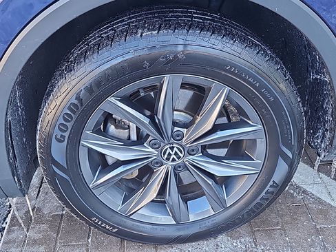 Certified 2022 Volkswagen Tiguan SE w/ Panoramic Sunroof Package image 5