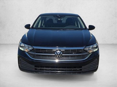 Used 2023 Volkswagen Jetta SE image 2