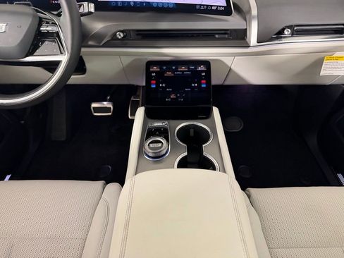 Used 2026 Cadillac Vistiq Sport image 17