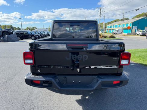Used 2025 Jeep Gladiator Sport image 7