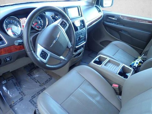 Used 2013 Chrysler Town & Country Touring-L w/ Driver Convenience Group image 12