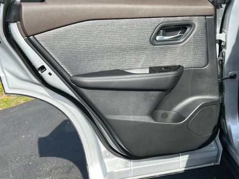 Used 2023 Nissan Rogue SV AWD/4WD image 33