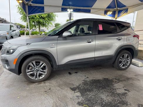 Used 2021 Kia Seltos LX AWD/4WD image 2