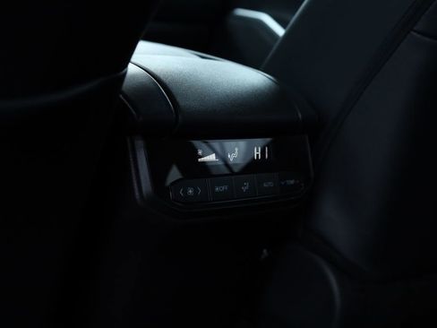 Used 2025 Toyota Highlander XLE image 13