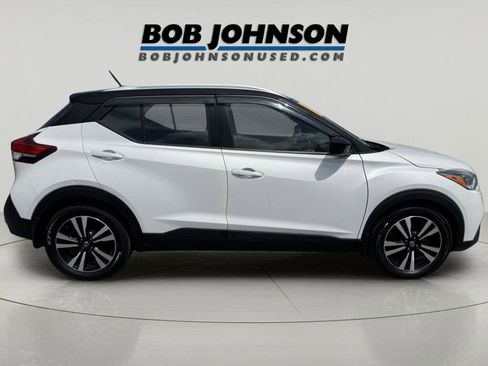 Used 2018 Nissan Kicks SV FWD image 2