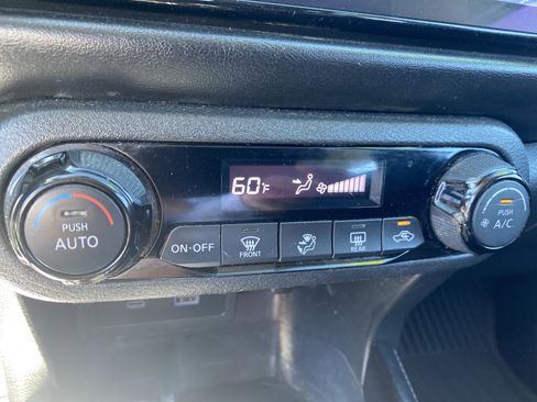 Used 2022 Nissan Kicks SR image 16