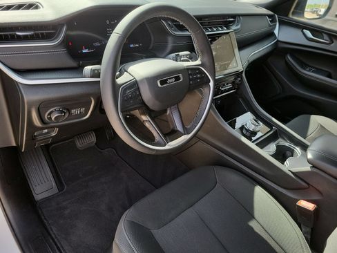 Used 2025 Jeep Grand Cherokee L Laredo RWD image 10