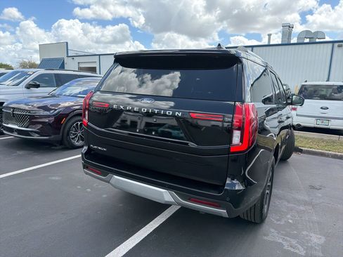 Used 2025 Ford Expedition Platinum image 5