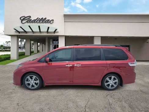 Used 2017 Toyota Sienna SE FWD image 2