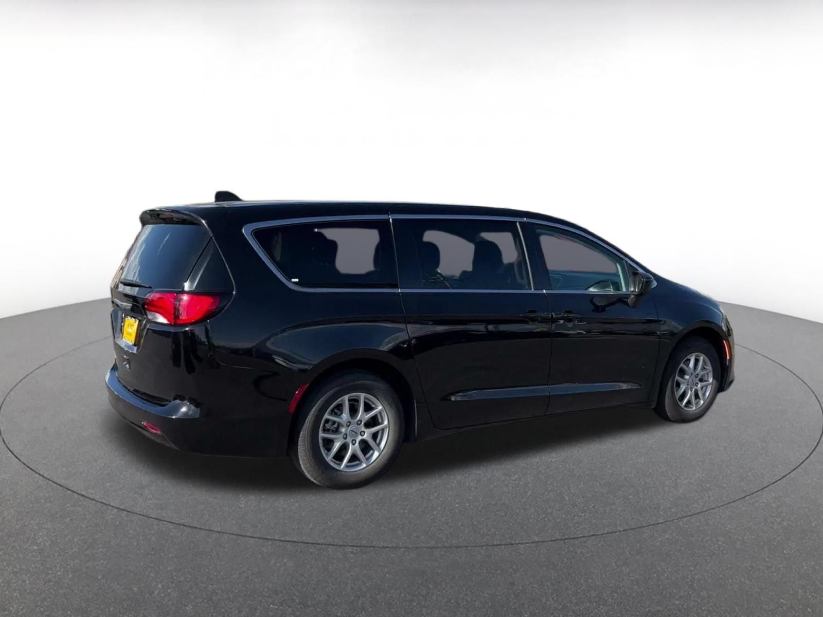 Used 2024 Chrysler Voyager LX FWD image 14
