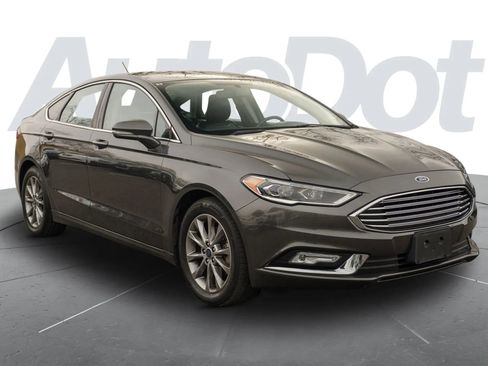 Used 2017 Ford Fusion SE w/ Fusion SE Technology Package image 4