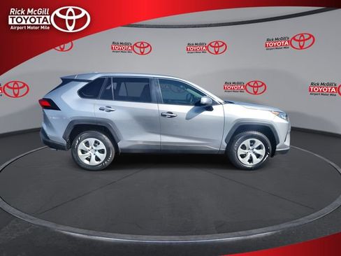 Used 2022 Toyota RAV4 LE FWD image 9