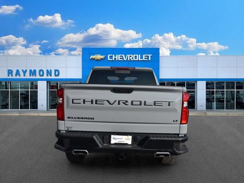 Used 2024 Chevrolet Silverado 1500 LT Trail Boss w/ Convenience Package II AWD/4WD image 4