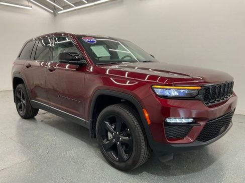 Used 2025 Jeep Grand Cherokee Limited w/ Black Appearance Package AWD/4WD image 8