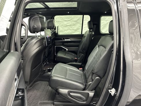 Used 2024 Jeep Wagoneer L Series III w/ Premium Group I AWD/4WD image 12