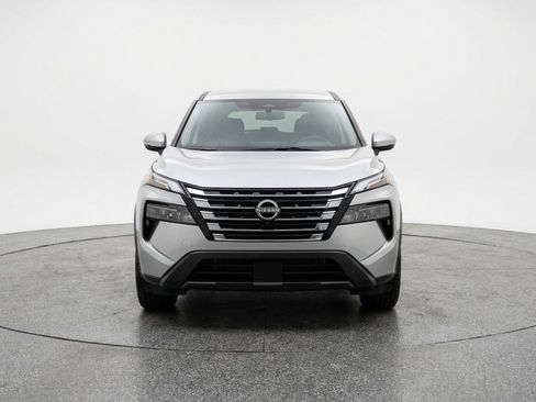 Used 2025 Nissan Rogue SV image 2