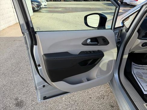 Certified 2024 Chrysler Pacifica Touring-L image 19