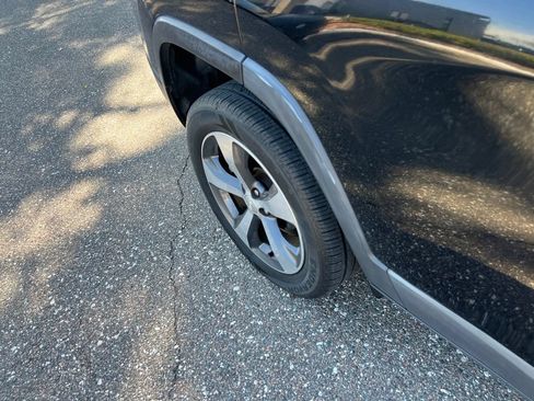 Used 2019 Jeep Cherokee Limited FWD image 12