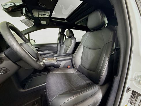 Certified 2025 Toyota Sienna Platinum image 11