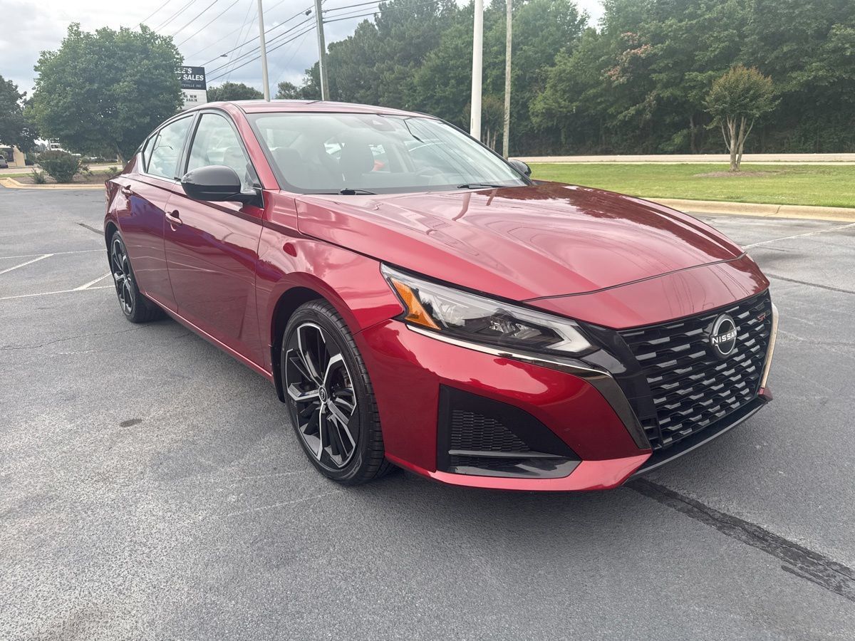 Used 2023 Nissan Altima 2.5 SR w/ SR Premium Package FWD image 9