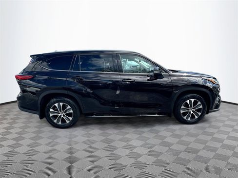 Used 2022 Toyota Highlander XLE image 4
