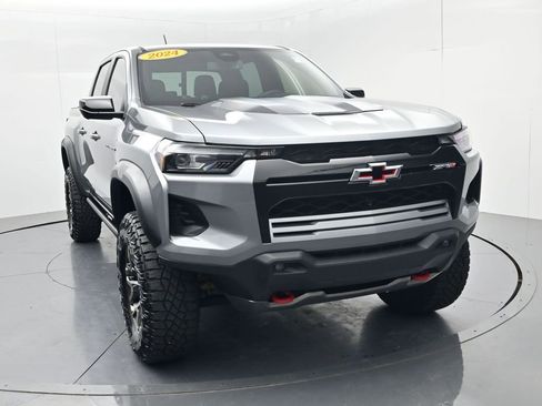 Used 2024 Chevrolet Colorado ZR2 w/ Technology Package AWD/4WD image 2