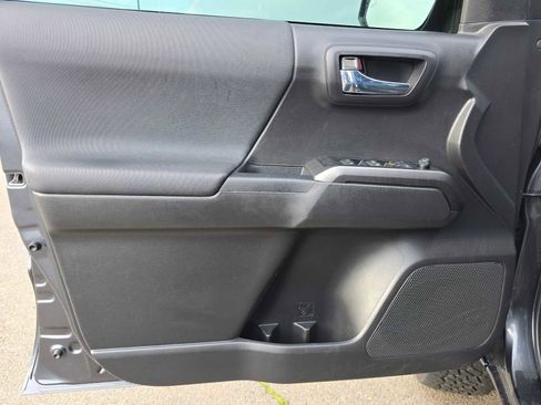 Used 2022 Toyota Tacoma TRD Off-Road image 22