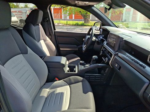 Used 2024 Toyota Tacoma TRD Off-Road AWD/4WD image 12