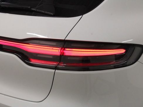Certified 2022 Porsche Macan AWD/4WD image 12