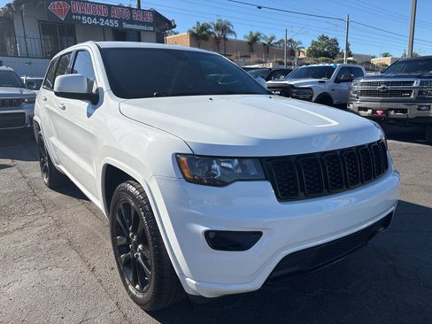 Used 2018 Jeep Grand Cherokee Altitude RWD image 4