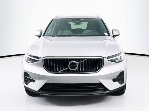 Used 2025 Volvo XC40 B5 Core AWD/4WD image 2