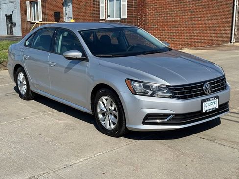 Used 2018 Volkswagen Passat 2.0T FWD image 4